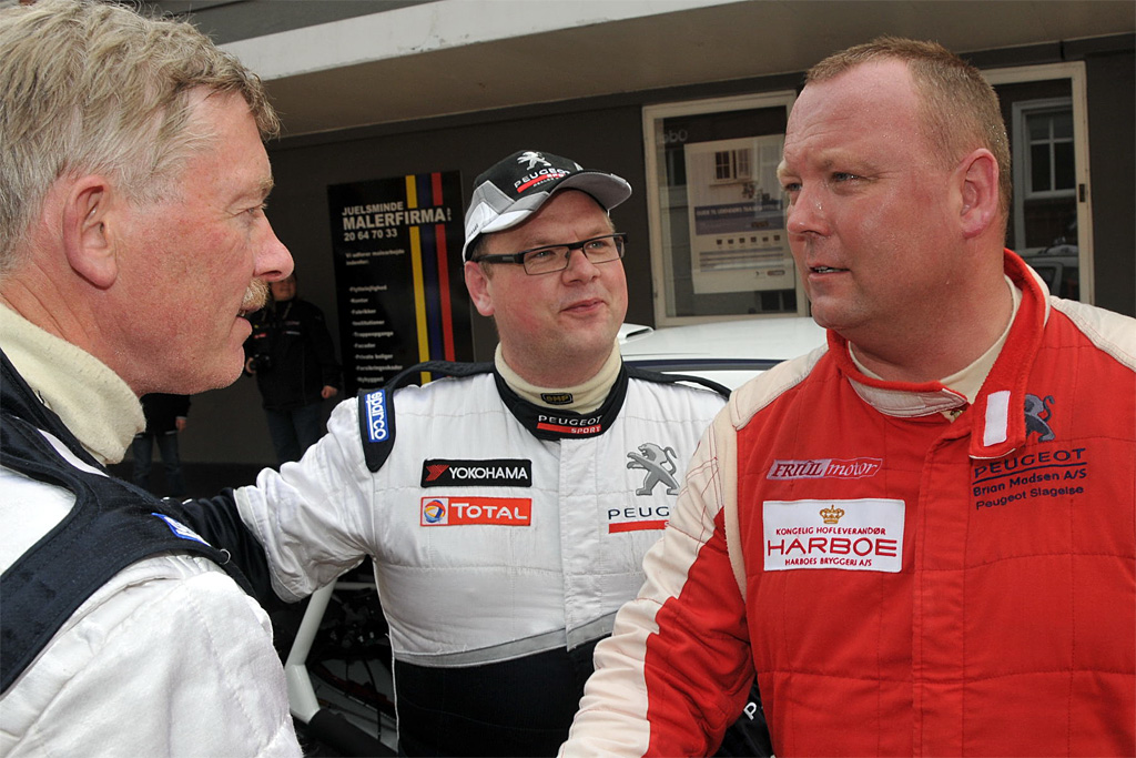 Brian Madsen ønsker Freddy Petersen og Christian Jensen tillykke med sejren i JUAL Rally
(Foto: Michael Eisenberg)